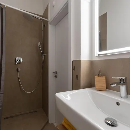 Modern Living - 3-zimmer - Nord, Ruhige Seitenstrasse, Fusslaeufig Strassenbahn * Norimberk