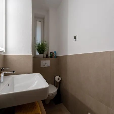 Modern Living - 3-zimmer - Nord, Ruhige Seitenstrasse, Fusslaeufig Strassenbahn Norimberk